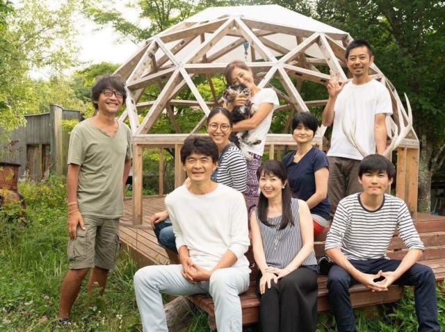 平川浩之さん（前列左端）と、リングリンクに集まった平川さんの仲間たち＝菅原宏さん提供