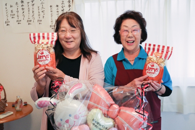 ポップコーンを手にする川越美津子さん（左）と大石洋子さん