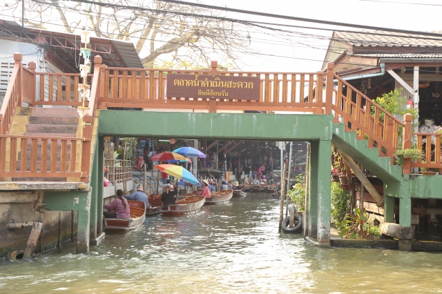 タイで最古の水上マーケットへ