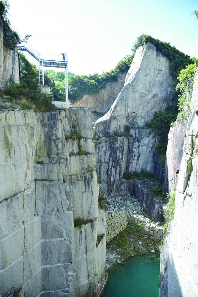 展望台で高低差約60mの空中歩行を体験