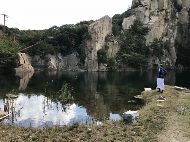 採石場後に湧水や雨水が溜まった「丁場湖」