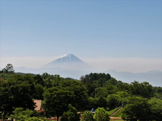南側には富士山を眺めることができます
