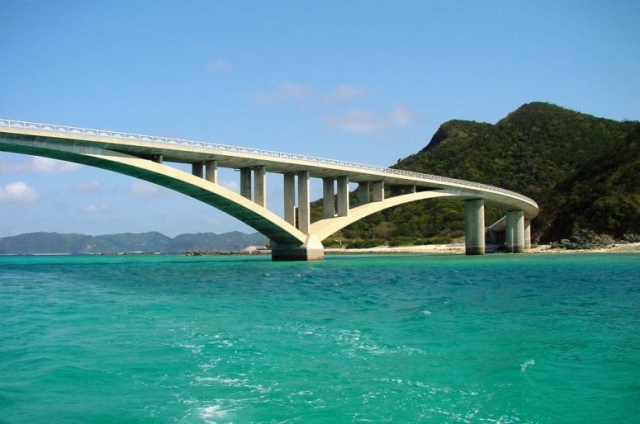 座間味・慶良間、2つの島をつなぐ「阿嘉大橋」