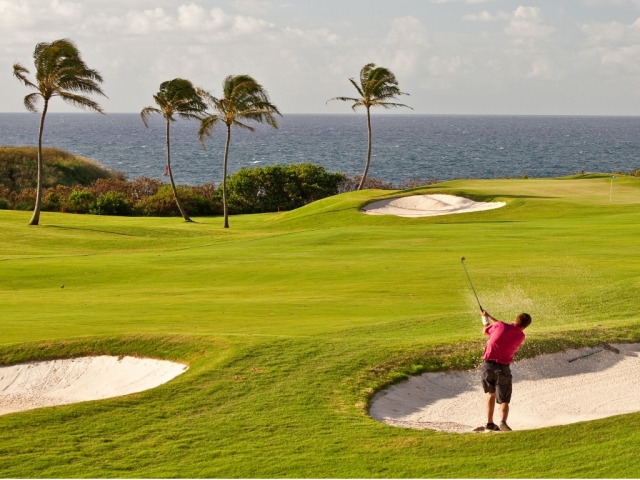 ハワイに行ったら大自然のなかでのびのびとゴルフ　©iStock