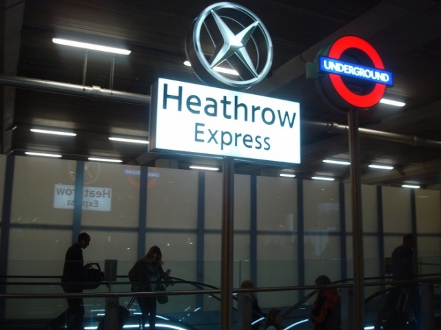 左のロゴはヒースロー・エクスプレス、右はロンドン地下鉄