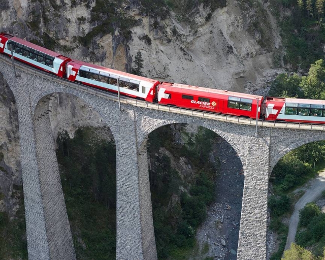 食後のティータイムのお供は車窓の絶景