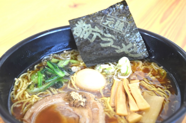 あごだしが香るしょうゆベースの「元祖 都庁ラーメン」