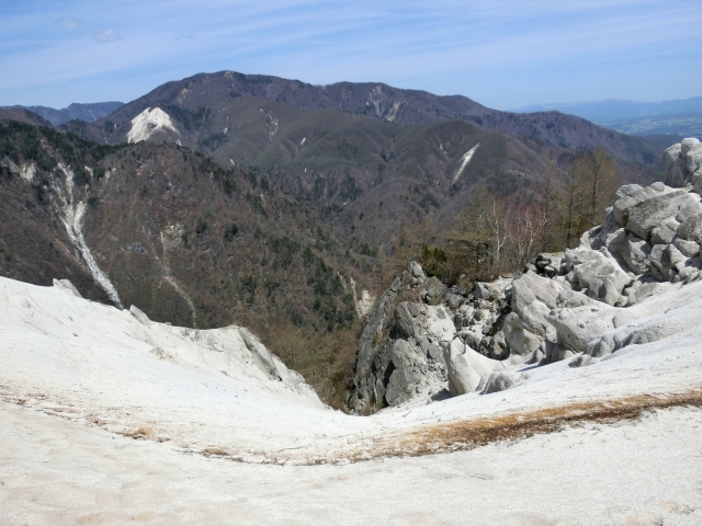 白い砂の上に浮きあがるように見える山々