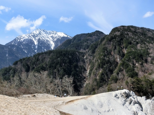 抜けるような青空よりも深い青をした甲斐駒ケ岳