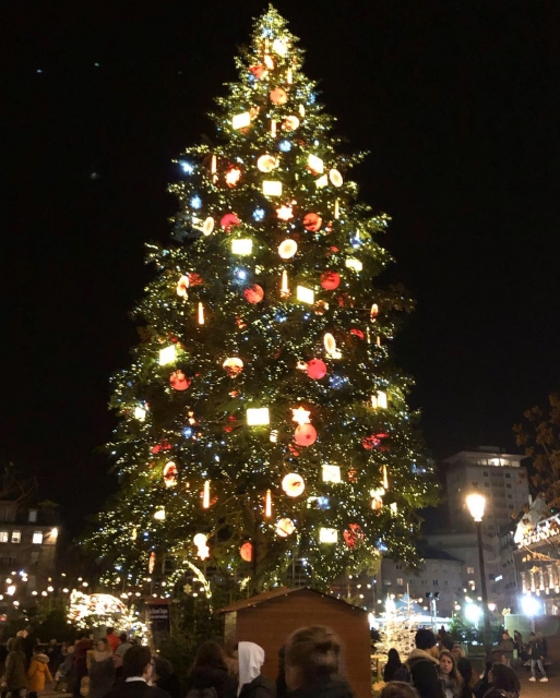 クレベール広場にあるクリスマスツリーは必見