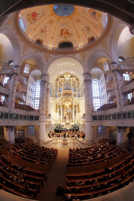 美しい丸天井　画像提供：聖母教会　©Alexander Furhmann