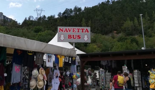ナヴェッタと呼ばれる送迎バス乗り場