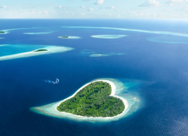 ハート型のアイランド ©iStock