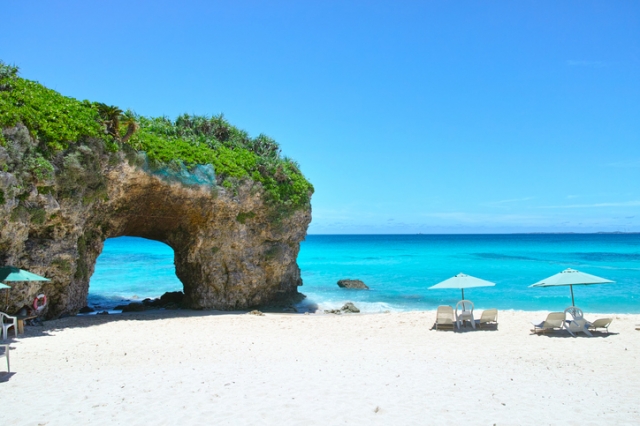 宮古島・砂山ビーチの奇岩　©iStock