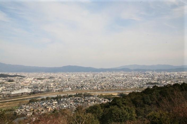 山頂の展望台から京都市内の風景を一望