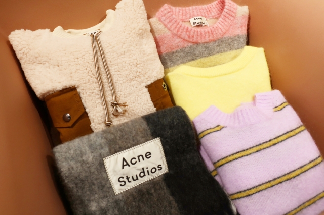 1枚で主役になれるやさしい色合いの「Acne Studios」