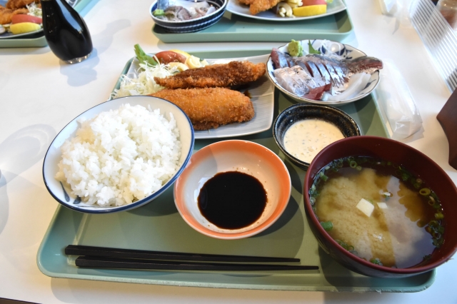 魚市場の食堂で朝食を食べよう