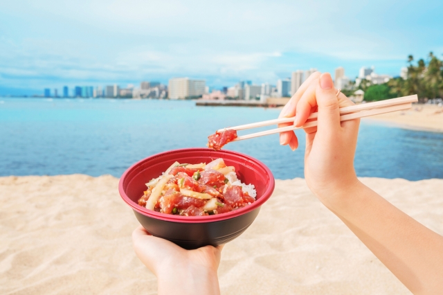 ポケボウルをテイクアウトしビーチで食べるのも◎ ©iStock