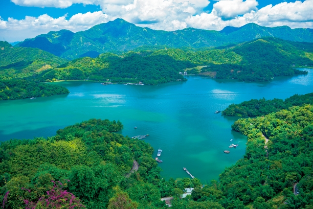 湖畔をレンタサイクルで走るのも気持ちがいい @istock