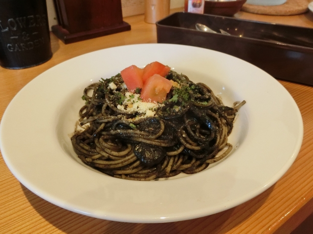 ヤマメの魚醤入イカスミパスタ（税別1,000円）