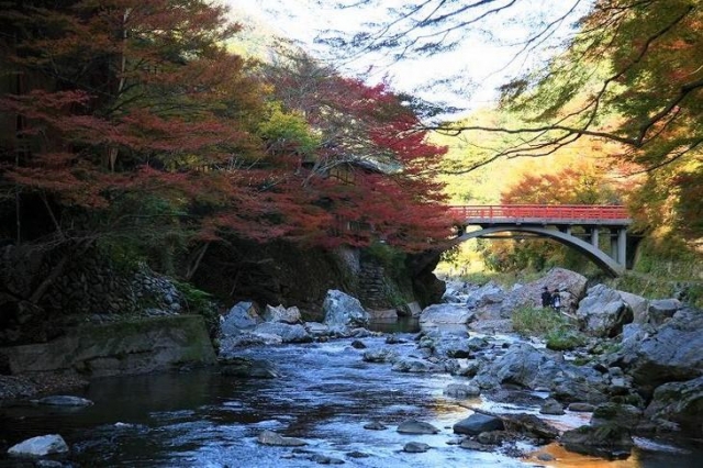 丹塗りの橋が風情を添える