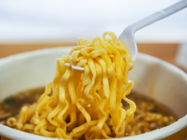 即席カップ麺の制作を体験？　©iStock