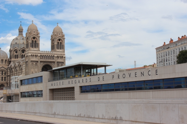 「プロヴァンスの視点美術館」の最上階には地中海を見渡せるレストランも