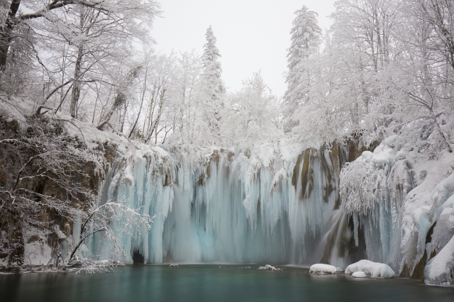 プリトゥヴィツェも冬には幻想的な雪景色に　@istock