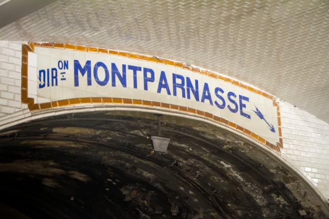 12号線の駅のホームから見える「モンパルナス方面」の表示　©iStock