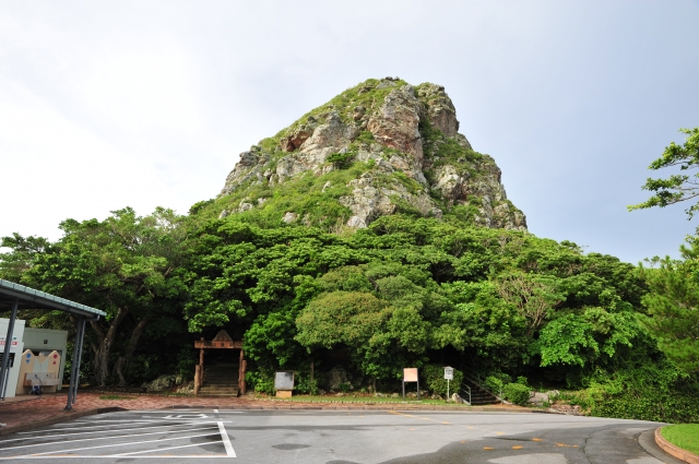 タッチューと呼ばれる城山（ぐすくやま）