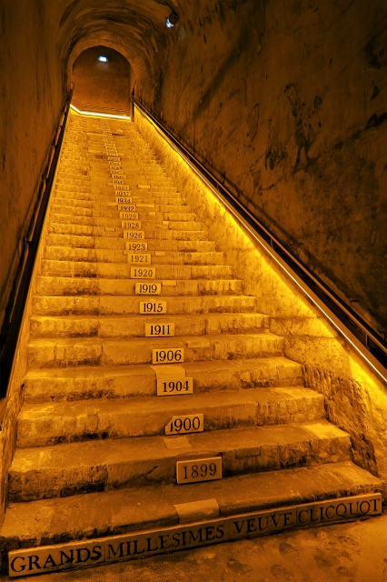 自分の生まれ年を探したくなるミレジムの階段
