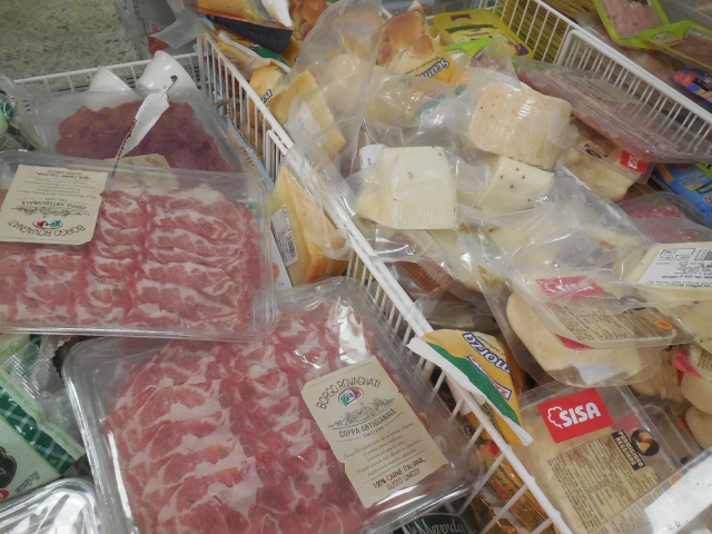 スーパーマーケットには生ハム、チーズが豊富に売られています。見ているだけで幸せ