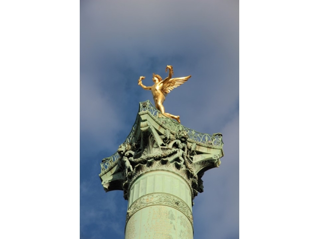 自由の守護神が輝く7月革命記念柱