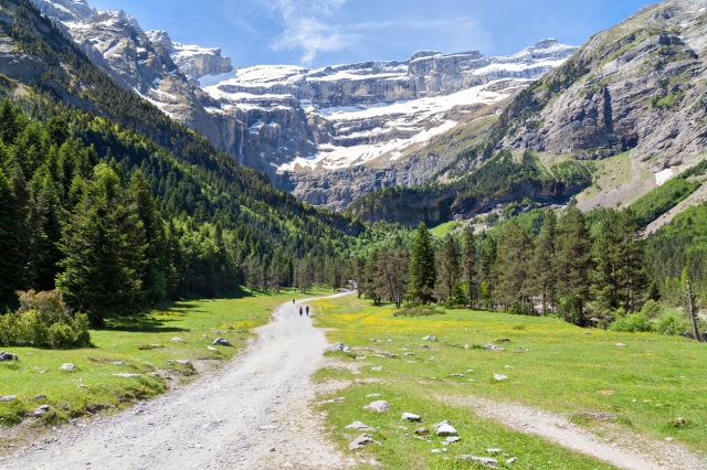 3000m級の山々を望むガヴァルニー圏谷への道　©iStock