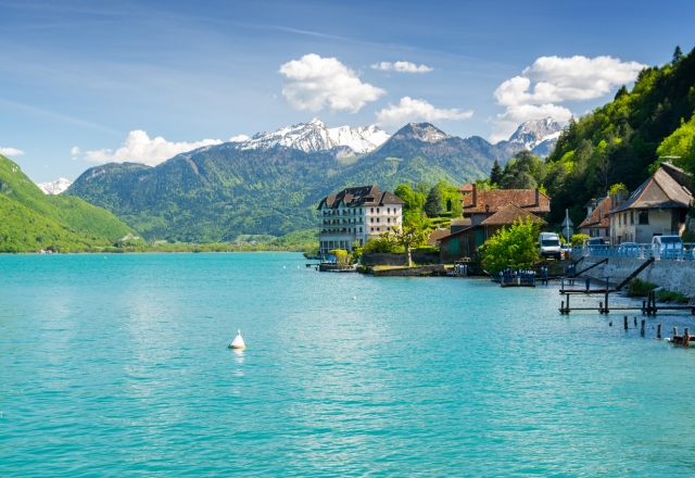 かつて湖上集落があったアヌシー湖　©iStock