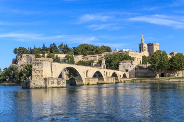 童謡の歌詞にも登場するアヴィニョンのサン・ベネゼ橋　©iStock