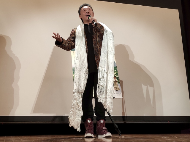 歌手としての名前は「容中爾甲(ロンジョンアルジャ)」
