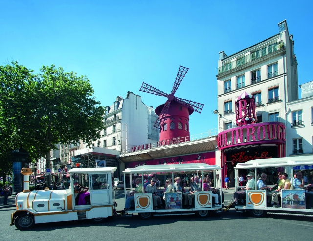 ブランシュ広場に停車中のプチトラン © Paris Tourist Office - Photographe : Daniel Thierry