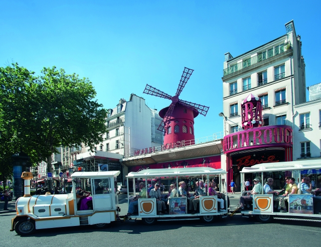 ブランシュ広場に停車中のプチトラン　© Paris Tourist Office - Photographe : Daniel Thierry