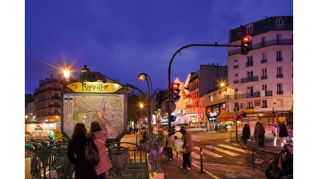 夜のブランシュ駅　© Paris Tourist Office - Photographe : Marc Bertrand