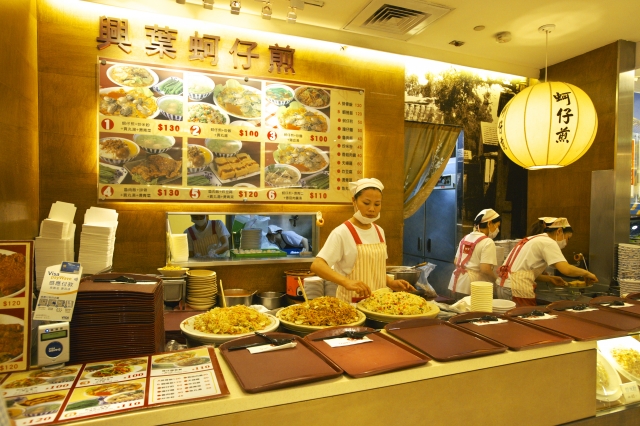 台湾名物のカキオムレツを売る店もあります