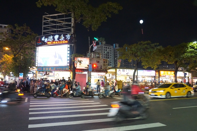 いつも混雑している人気夜市