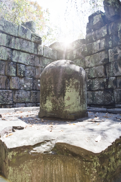 アンコール遺跡群のなかでも稀な4ｍもある巨大リンガも　@istock