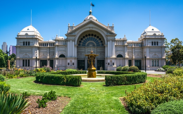 王立展示館東側とカールトンガーデンズ　©iStock