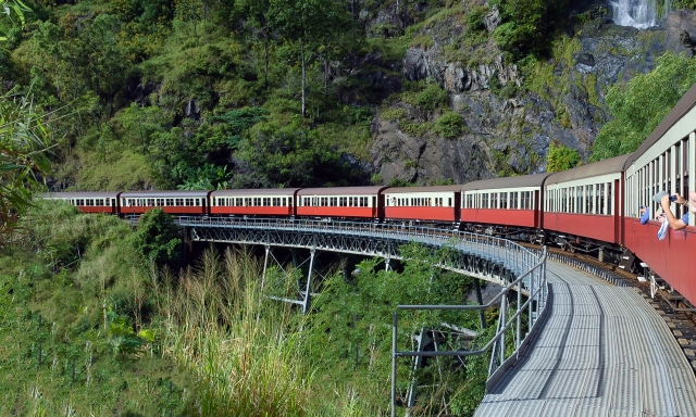 DAY5　世界最古の熱帯雨林へ絶景レトロ列車で♪