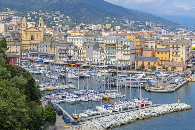 イタリアの町並みに似た趣のバスティア港 ©iStock
