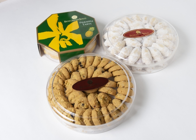 左上はパイナップルタルト、手前はヘーゼルナッツとカシスのクッキー