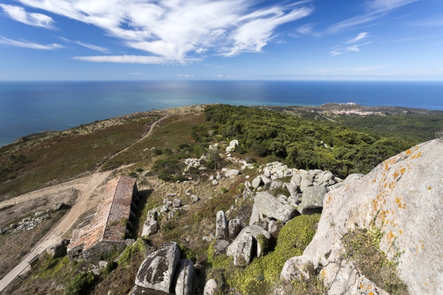 高い丘から見下ろす大地、はるか先で交わる蒼い空と碧い海。©iStock