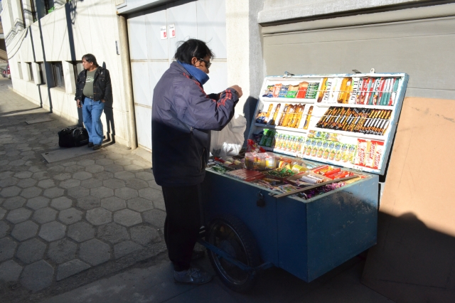 バスの前で軽食を販売していた露店