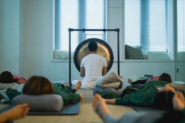 音波や振動で癒やしをもたらす最新の瞑想体験